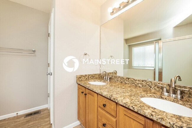 Building Photo - 4 Bedroom Pet-Friendly Home in Denver, CO with Main Street Renewal