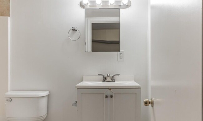 Building Photo - 3014 Clifton Park Terrace