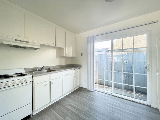 Building Photo - Studio West of PCH!