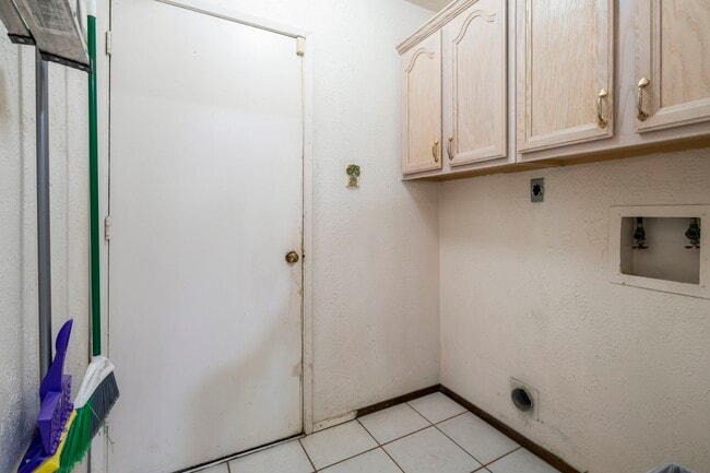 Building Photo - 2126 Turtle Creek Dr