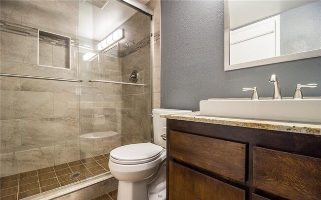 Building Photo - Gorgeous Townhome with a Courtyard !
