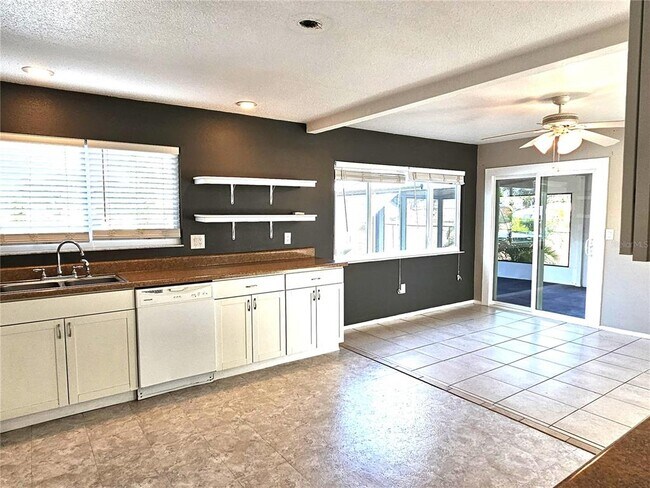 Building Photo - 2657 Roxbury Cir