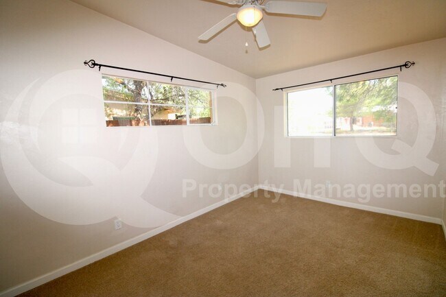 Building Photo - 4043 E Deseret Dr