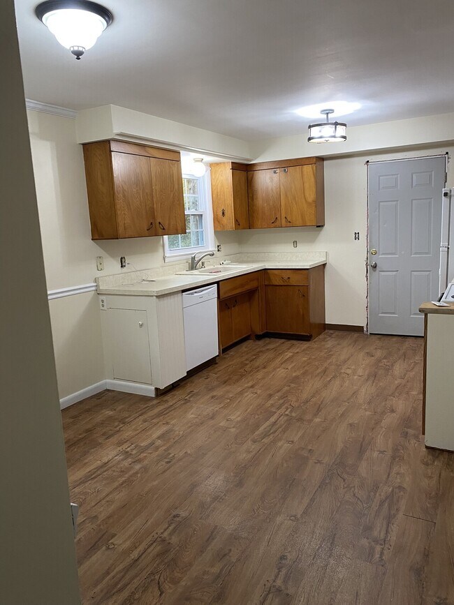 Building Photo - 13 Ellen Lane