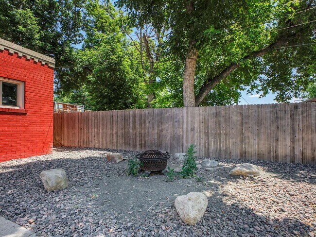 Building Photo - $1,550, 1 bed, 1 bath apartent near wash p...
