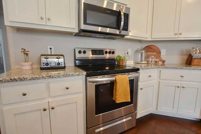 Building Photo - Pet Friendly Three Bedroom!