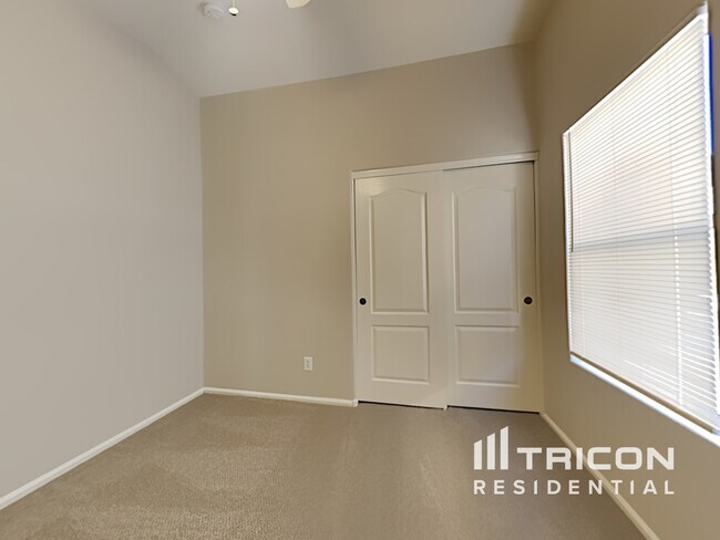 Building Photo - 7906 S 46th Ln