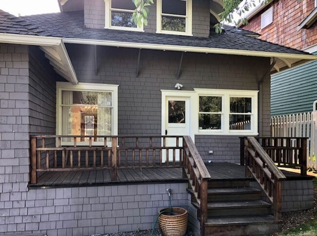 Building Photo - Queen Anne Home