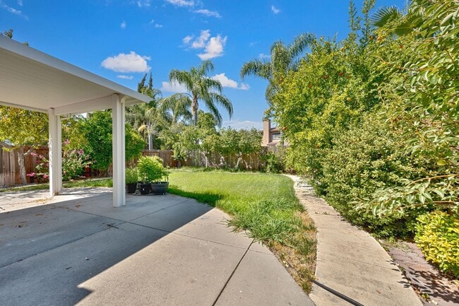 Building Photo - Spacious 4-Bedroom Home, Beautifully Maint...