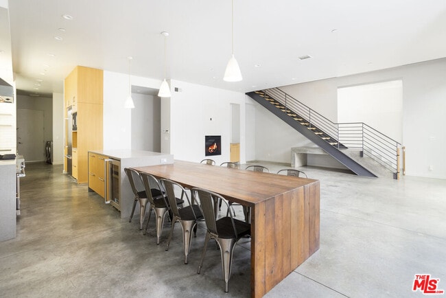 Building Photo - 707 Flower Ave