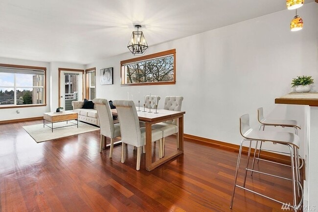 Building Photo - 3 bedroom / 2.5 bathroom townhome in West Seattle's Highland Park.