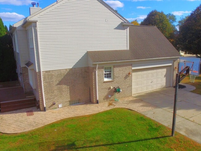 Building Photo - 47498 Fox Run Dr