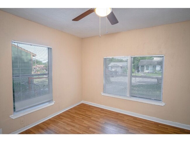 Building Photo - Happy and Convenient Home Near Downtown