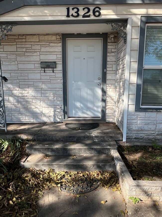 Building Photo - 1326 Clinton St