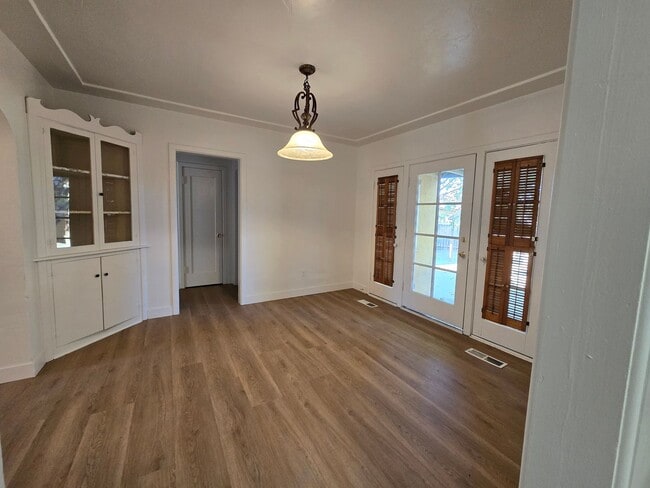 Building Photo - 2 Br 1 Ba ready now
