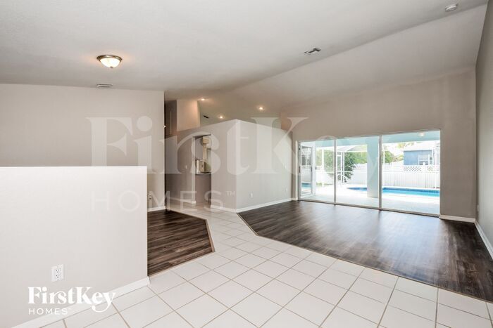 Building Photo - 2556 SW 28th Ave