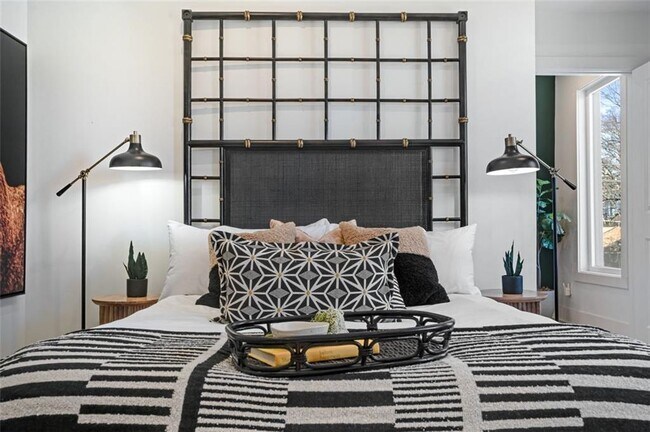 Building Photo - 724 Charles Allen Dr NE