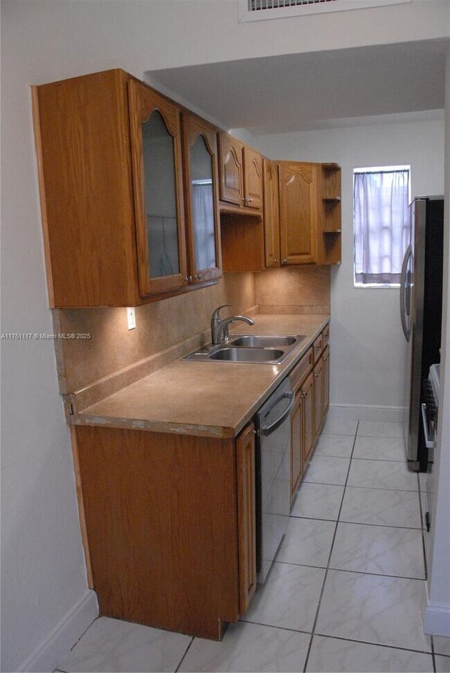 Building Photo - 10907 N Kendall Dr