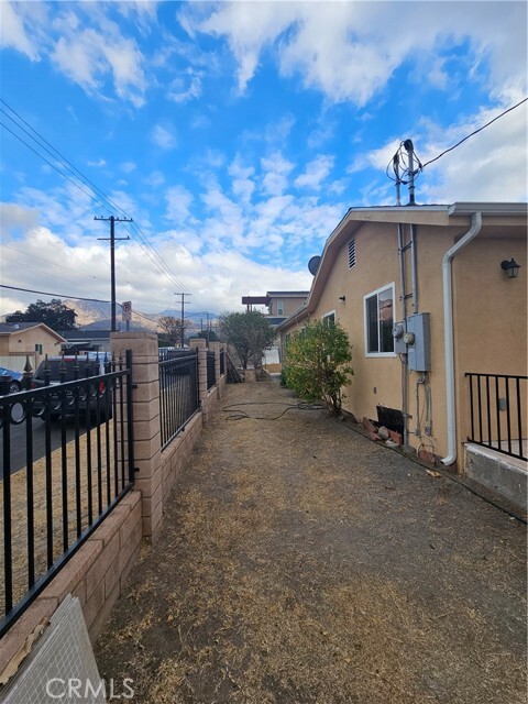 Building Photo - 10558 Langmuir Ave