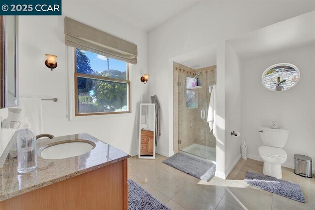 Building Photo - 2004 Main St