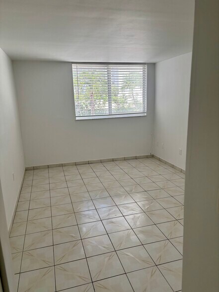 Building Photo - 1665 Bay Rd