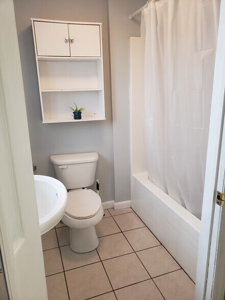 Full Bath - 507 Bennett St