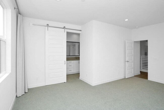 Building Photo - Gorgeous brand new townhome in 3Roots! End...