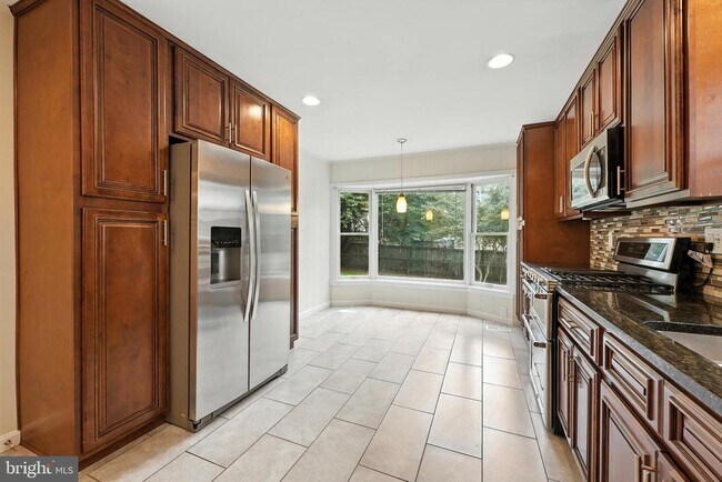 Building Photo - 5011 Roslyn Rd
