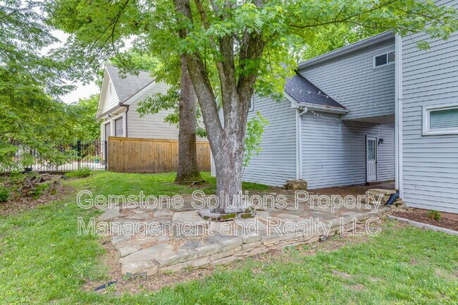 Building Photo - 221 Adams Ct