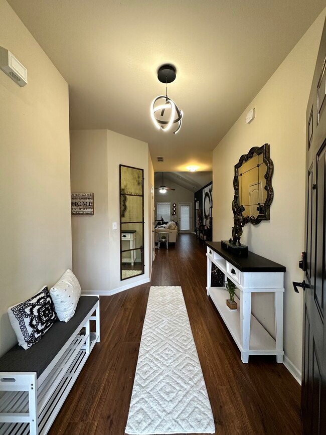 Building Photo - 2642 Dayview Ln