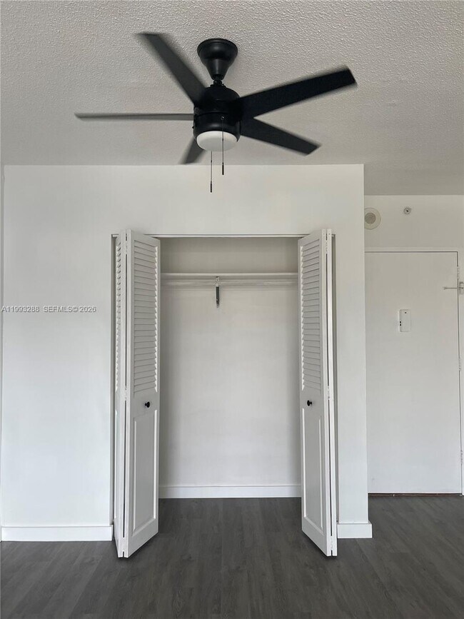 Building Photo - 400 Kings Point Dr