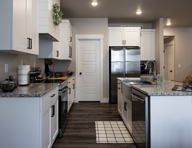 Building Photo - Refined 3-Bedroom Townhome in Sugar City | Spacious Layout, 2-Car Garage & Modern Finishes