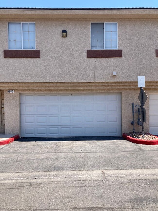 Building Photo - Townhouse 3 bedroom 2.5 bath 2 car garage