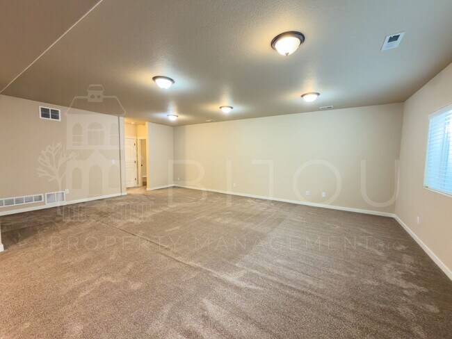 Building Photo - Spacious 4 Bedroom!!