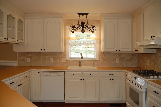 Building Photo - 222 Lakewood Cir