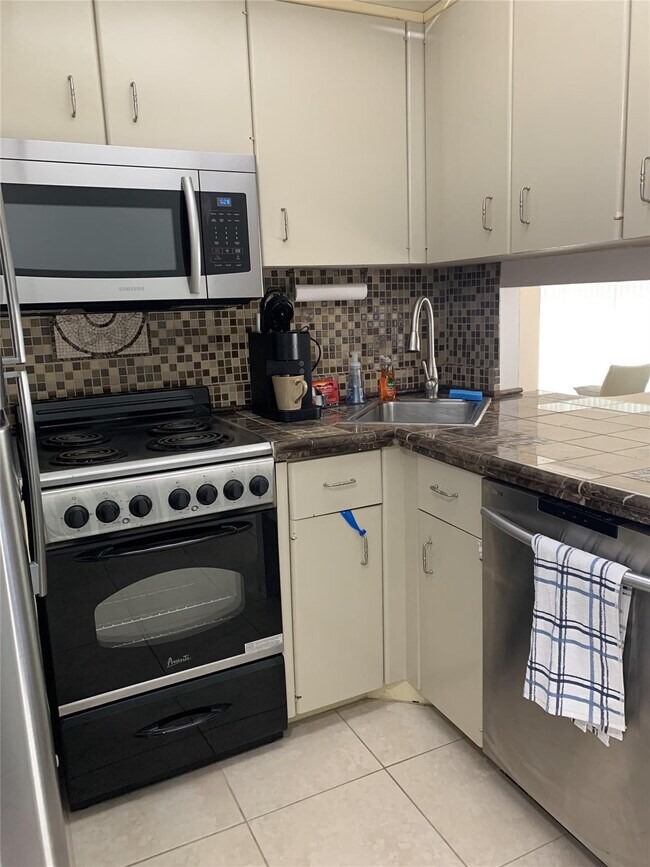 Building Photo - 2900 NE 30th St