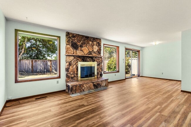 Building Photo - Charming 3-bedroom 2-bathroom Home