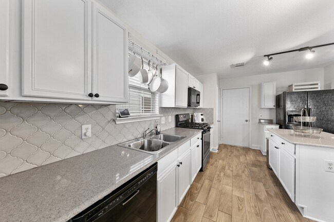 Building Photo - 2651 Skyview Shadows Ct