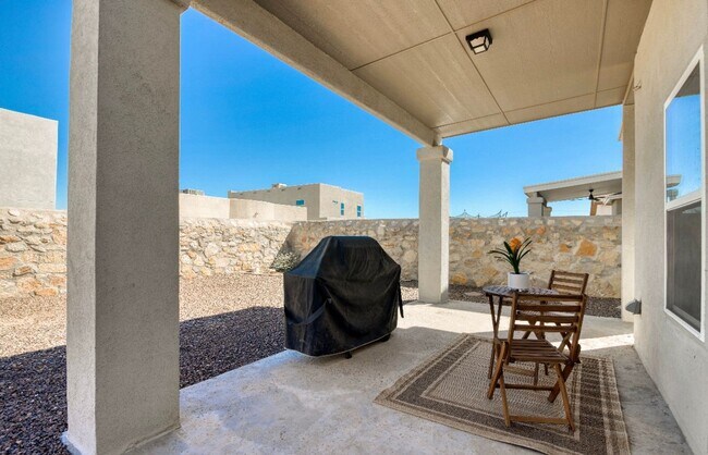 Building Photo - Eastside area for Short or Long Term Rental(Completely Furnished) Beautiful 4 bed/2 baths