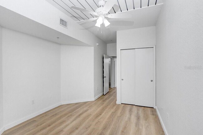 Building Photo - 2440 W Horatio St