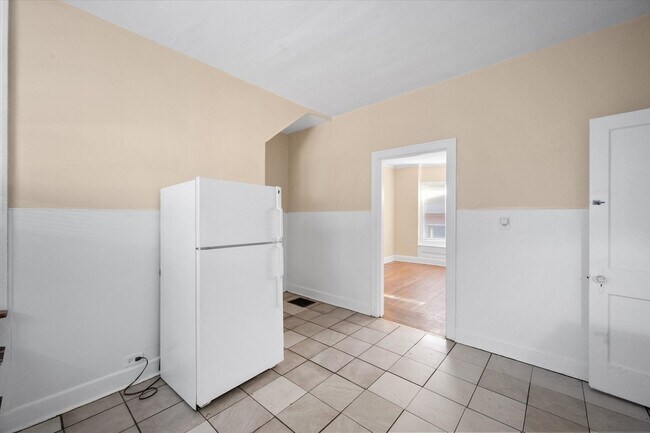 Building Photo - Spacious 4BR/2BA Home with Hardwood Floors Throughout!