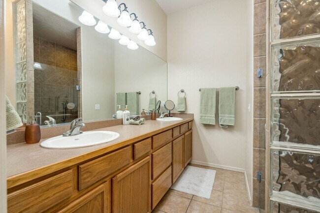 Building Photo - 2711 Sunrise Point Rd