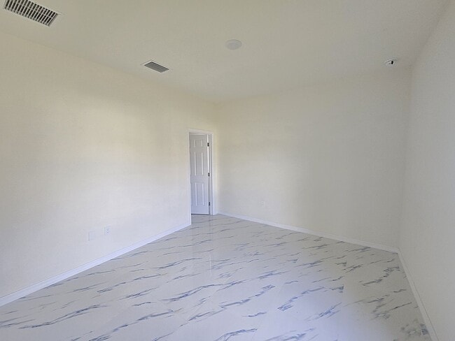 Building Photo - CORNER DULEX-PRIME LOCATION-THREE BEDROOM, TWO BATH, ONE CAR DUPLEX