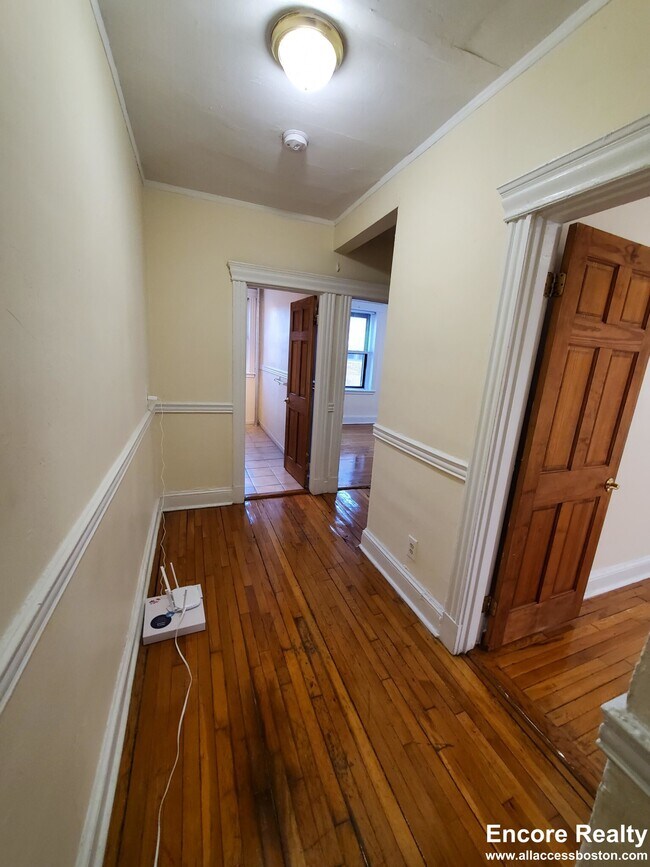 Building Photo - 364 Riverway