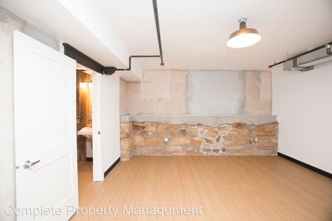 Building Photo - 925 Dilger Ave