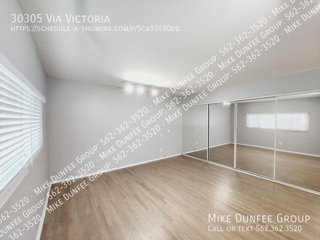 Building Photo - 30305 Vía Victoria