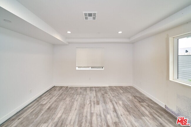 Building Photo - 601 1/4 W 41st Pl