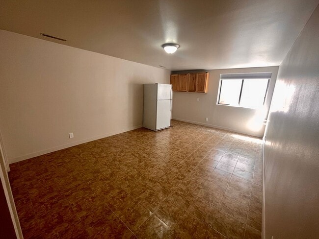 Building Photo - Fully Remodeled 3-BR, 3-BA Townhome with K...