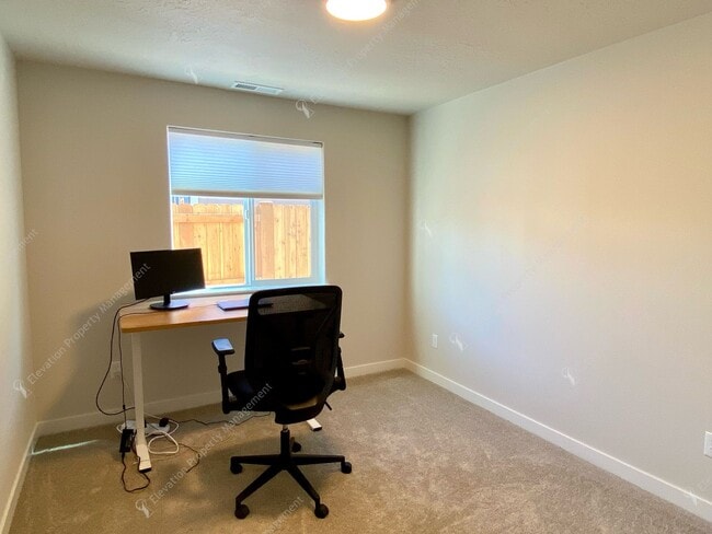 Building Photo - Modern Comfort in Northwest Redmond