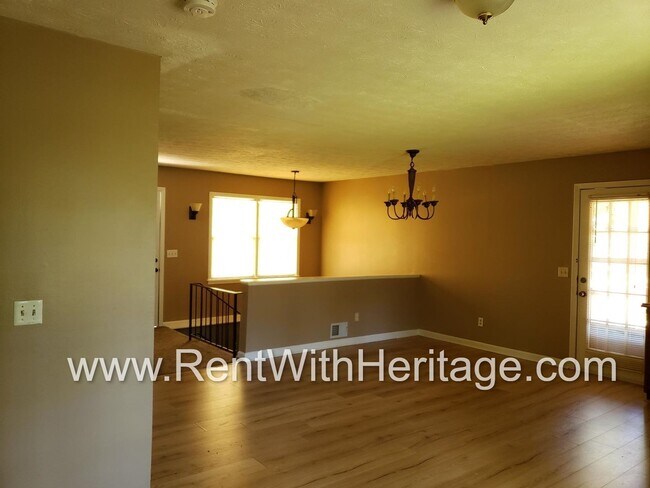 Building Photo - GREAT HOME / 3 BEDROOMS AND BONUS ROOM / GREAT LOCATION /  PRIVATE FENCED YARD